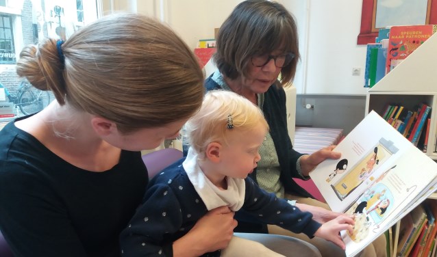 Raaijmakers leest voor aan de 1-jarige Zoë. | Foto: pr