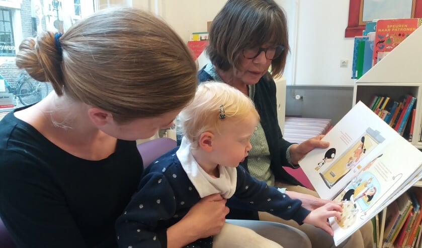 Raaijmakers leest voor aan de 1-jarige Zoë. | Foto: pr