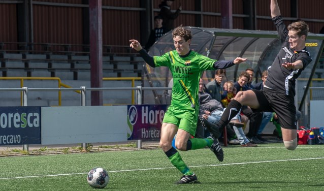 Zevenhoven zet een tackle in op Bas Nieuwenburg. Foto: lichtenbeldfoto.nl