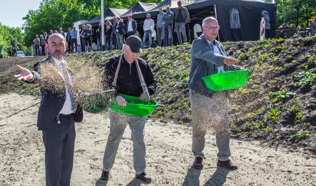 Inzaaien van de grond met zaad voor bij- en vlindervriendelijke bloemen.