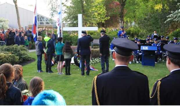 De kranslegging door twee veteranen, de heren van Hese (Royal Netherlands Navy) en Ommering.