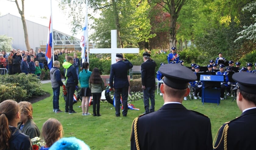 De kranslegging door twee veteranen, de heren van Hese (Royal Netherlands Navy) en Ommering.