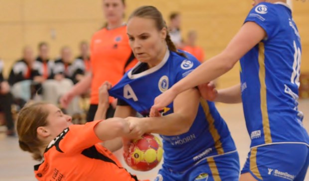 Naomi Hoogervorst (l)wordt hard aangepakt door spelers van SEW in de aanval. | Foto: pr.