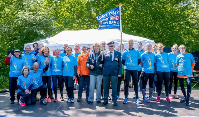 De FreedomRunnersLeiderdorp met in hun midden voorzitter Hans Kruidenberg van de Oranjevereniging Leiderdorp (met oranje trui), burgemeester Driessen en veteraan Van Hese. | Foto: J.P. Kranenburg