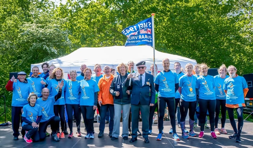 De FreedomRunnersLeiderdorp met in hun midden voorzitter Hans Kruidenberg van de Oranjevereniging Leiderdorp (met oranje trui), burgemeester Driessen en veteraan Van Hese. | Foto: J.P. Kranenburg