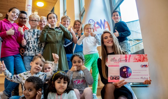 Whitley Glasbergen met een aantal leerlingen van de PWA die haar hebben geholpen geld in te zamelen voor de LINDA-foundation. | Foto: J.P. Kranenburg