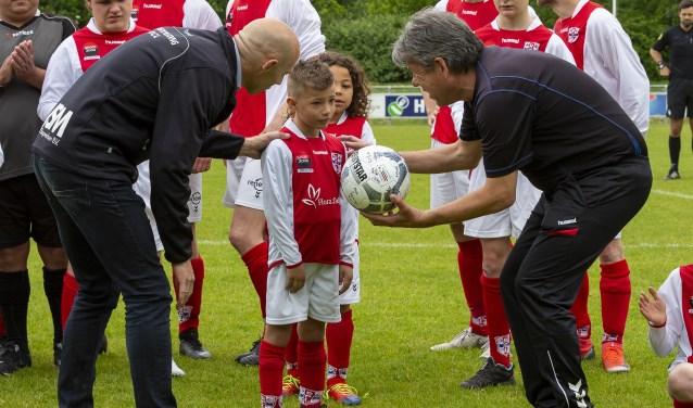 Adis Bibuljica krijgt een voetbal met de handtekeningen van alle spelers van RCL 1.