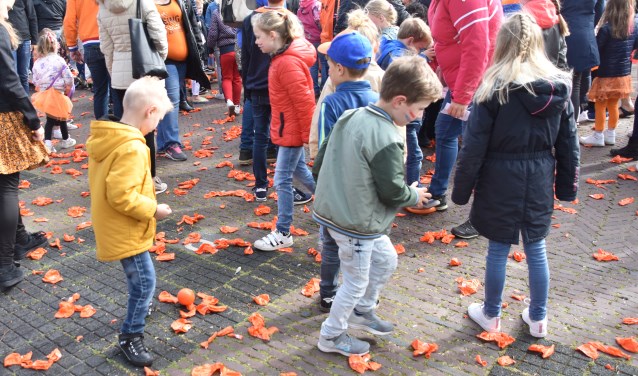 Geen ballon-oplaten maar ballontrappen afgelopen Koningsdag in Rijnsburg. | Foto: CvdS