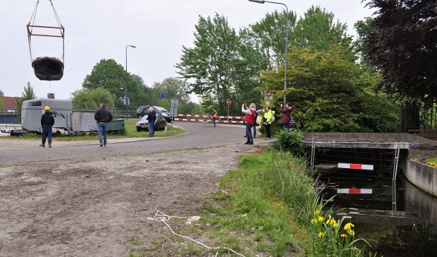 Een 15 ton zware kraan van Verschoor takelde op kosten van de gemeente Oegstgeest twee boten uit de afgesloten Pastoorswetering.
