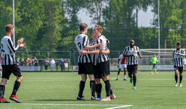 Een feestje bij het doelpunt (1-1) door Wesley Haasnoot. | Foto: Johanna Wever