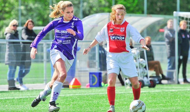 Ashley Lieverse (rechts) in duel met Marloes van der Wel van Odysseus.