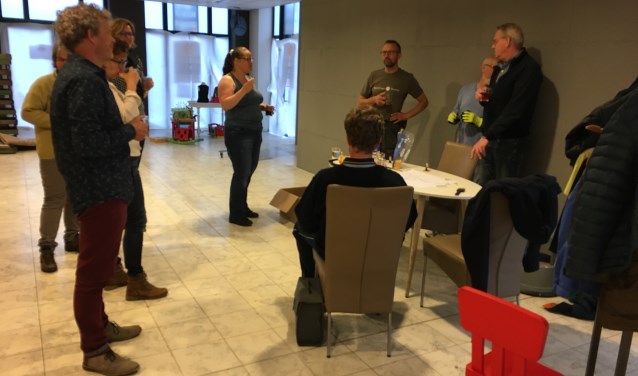 Vrijwilligers nemen even pauze tijdens het inrichting van de pop-up winkel aan de Herenstraat. | Foto: pr.