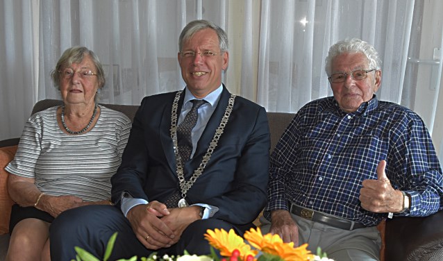 Burgemeester Visser bracht het bruidspaar afgelopen maandag een bezoek.