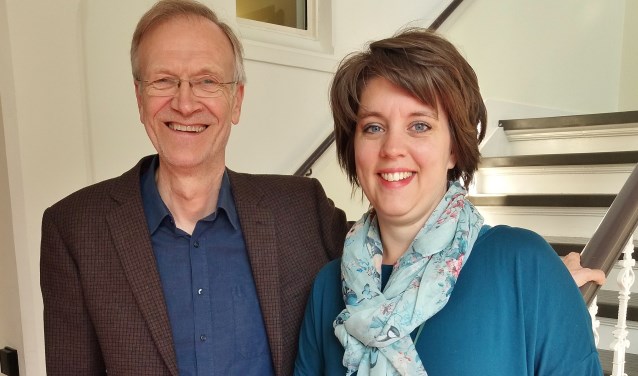 Wethouder Jan Nieuwenhuis met sociaal makelaar Sietske Steenbergen.