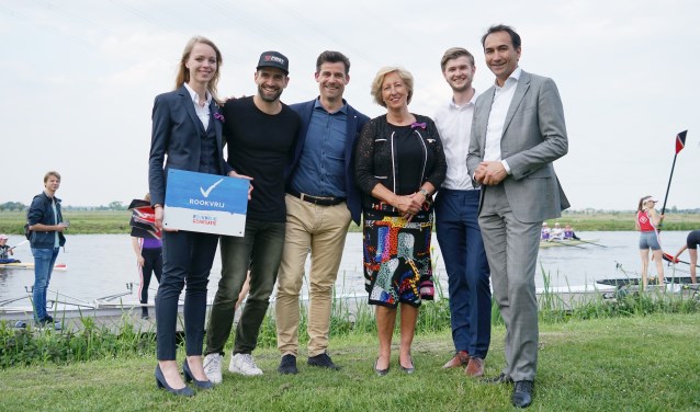 Asopos penningmeester Hester Spronk toont het bord Rookvrij. Naast haar v.l.n.r. Olympisch goud winnaar Mark Tuitert, LOV-voorzitter Didos van Dam, burgemeester Laila Driessen, voorzitter Thomas Disseldorp van de zakencommissie van Asopos en directievoorzitter Erik Versnel van de Rabobank Leiden-Katwijk.