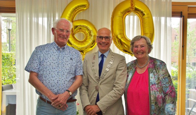 Peter en Janny Meijer werden gefeliciteerd door burgemeester Emile Jaensch.