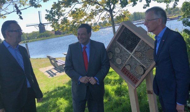 Hoogheemraad Marco Kastelein (rechts), wethouder Rob ten Boden (links) en gedeputeerde Rik Janssen (midden) onthulden samen het bijenhotel op de Zijldijk (ter hoogte van Zijldijk nr. 7).