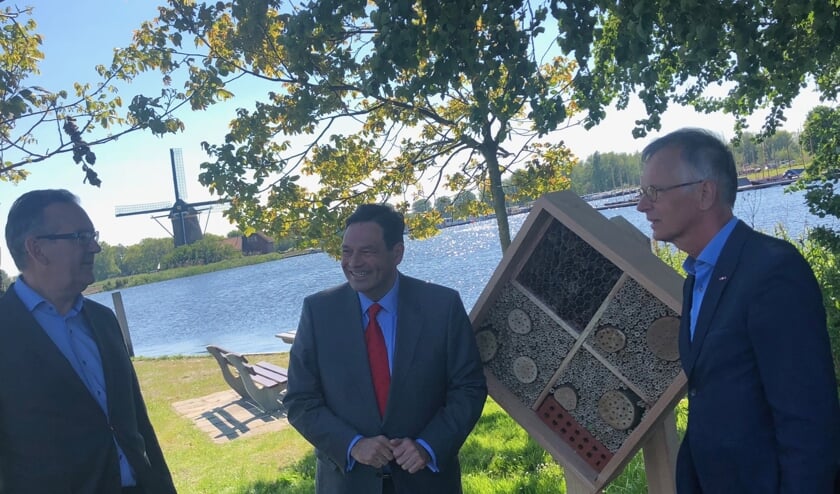 Hoogheemraad Marco Kastelein (rechts), wethouder Rob ten Boden (links) en gedeputeerde Rik Janssen (midden) onthulden samen het bijenhotel op de Zijldijk (ter hoogte van Zijldijk nr. 7).