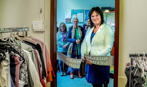 Wethouder Angelique Beekhuizen opent de ruilwinkel. Op de achtergrond de eerste klanten.
