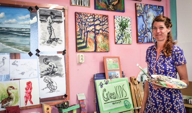 De roze achterwand in het atelier van Marleen is behangen met tal van schetsen en oefenschilderingen. | Foto: Mark Ruis