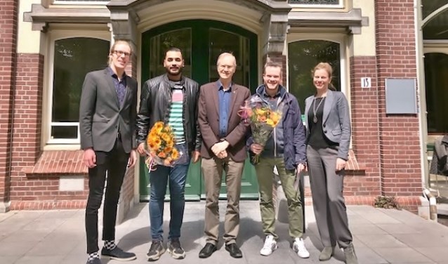 Wethouder Jan Nieuwenhuis (midden) en projectleider Eleonora Paauwe bedankten Marnix van Eerde en Omar Kashkoul voor hun inzet met een mooie bos bloemen.