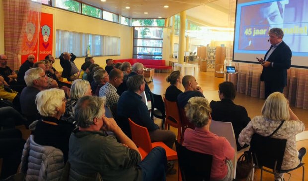 Charles Groenhuijsen neemt het publiek langs nepnieuws en optimisme.