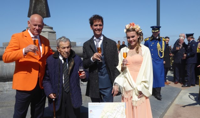 Eddy Jonker opende de Bevrijdingsroute, in het bijzijn van de bloemenkoningin, Roberto ter Hark en initiator John Asselbergs. | Foto: Ina Verblaauw