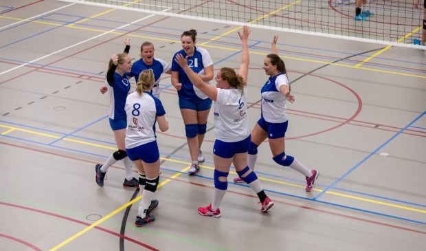 De dames van VCS vieren de bekerwinst tegen Timios.