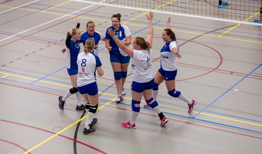 De dames van VCS vieren de bekerwinst tegen Timios.