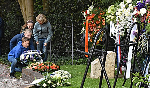 Schoolkinderen brengen een bloemengroet aan de oorlogsslachtoffers. | Foto en tekst: Piet van Kampen