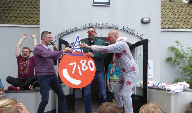 KJS schoolleider Maarten Meijer (links) overhandigt de cheque aan Bas Duijm (midden) en ouderraadslid Douwe Sikkema. | Foto: PR