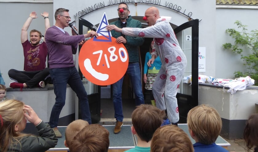 KJS schoolleider Maarten Meijer (links) overhandigt de cheque aan Bas Duijm (midden) en ouderraadslid Douwe Sikkema. | Foto: PR