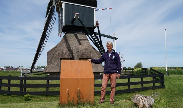 Erik Kopp bij de nu nog kale ijzeren plaat waarop een informatiebord over de Munnikkenmolen moet komen.