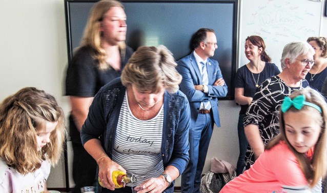 De klas voor hoogbegaafden werd officieel ingeluid met kinderchampagne.