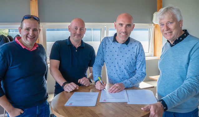V.l.n.r. Marc de Sitter (lid sponsorcommissie), Rene van Giezen (bestuurslid RCL), Ronald Barendse en Dick van der Bijl.