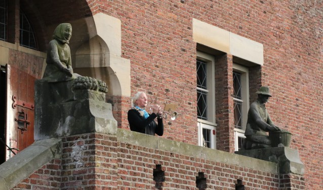 Het taptoe-signaal voorafgaand aan de twee minuten stilte.