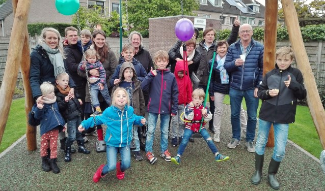 Woensdag 8 mei openden de buurtbewoners van de Annie MG Schmidtlaan en de Morselbellaan de opgeknapte speelplek in hun buurt.