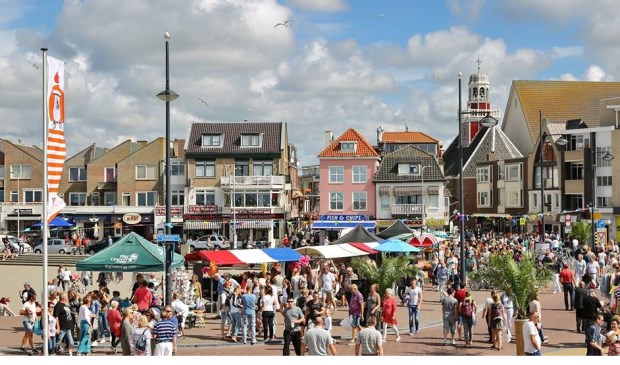 Gezelligheid bij een eerder Ibiza Festival in Noordwijk.