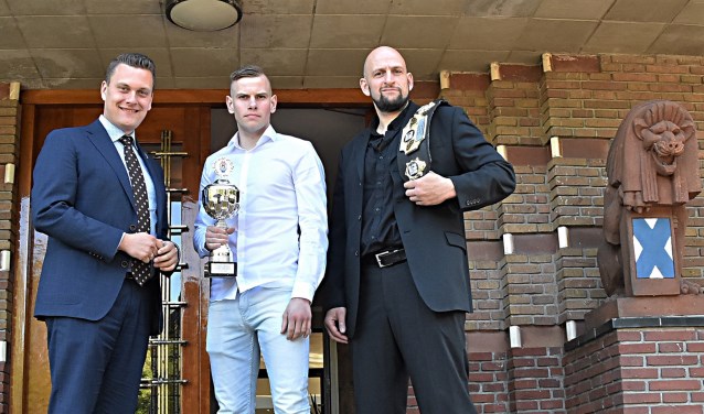 Wethouder Adger van Helden met Floris Hoek en Cem Senol. (v.l.nr.).