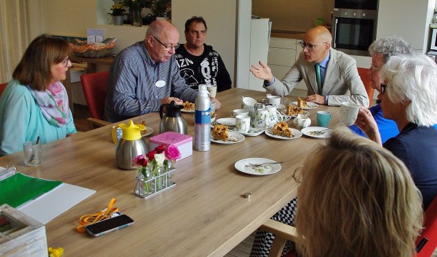 Burgemeester Emile Jaensch in gesprek met de vrijwilligers van het hospice.