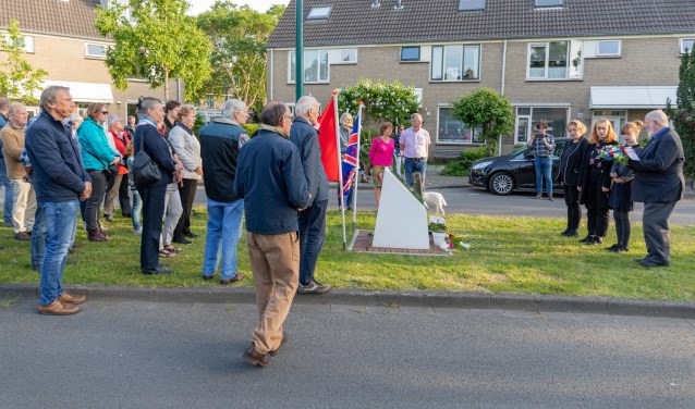 Bloemenleggen bij het Halifaxmonument te nagedachtenis aan de slachtoffers.