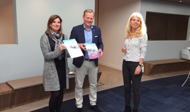 Wethouders Jolanda Langeveld en Fred van Trigt ontvingen de jaarimpressie van Gesmar Pruijs (rechts). | Foto: EA