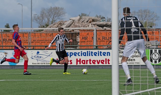 Aankomend talent Aaron Koeman mocht in de slotfase zijn debuut in de hoofdmacht maken. | Foto: Johanna Wever