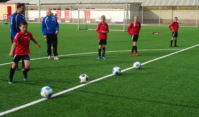 Trainers Henk de Cler en Amor El Yaakoubi tijdens een training schietoefeningen van DoCoS JO13-2007-1.
