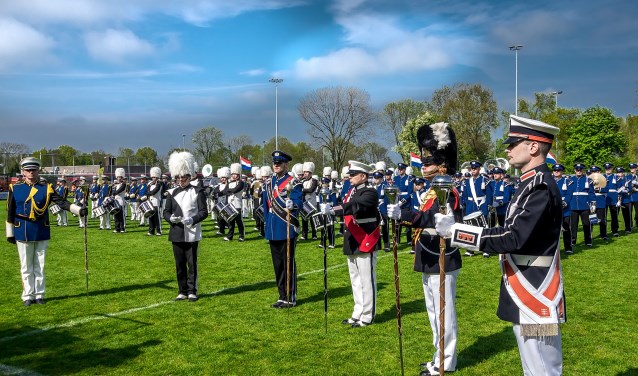De zes tambour-maîtres voor hun bands bij de finale van de Bevrijdingstaptoe in 2017.