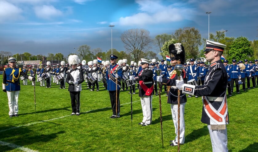 De zes tambour-maîtres voor hun bands bij de finale van de Bevrijdingstaptoe in 2017.