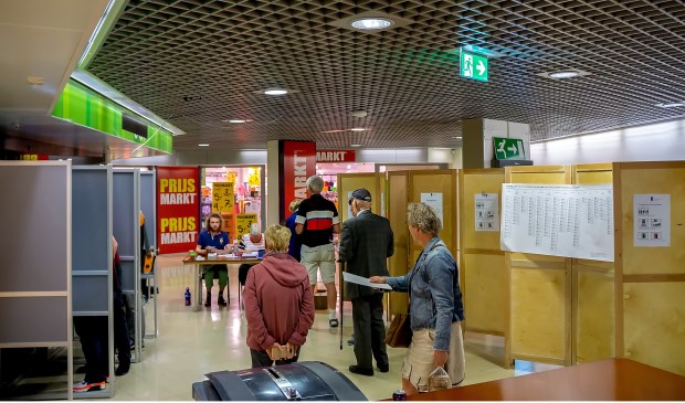 Echt druk was het gisteren tussen de middag niet in het stembureau in Winkelhof.