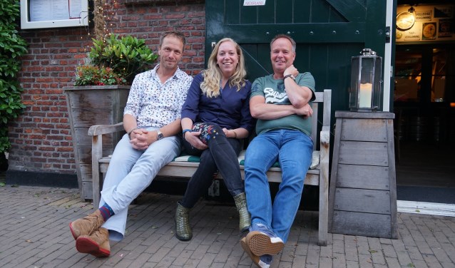 V.l.n.r. Jan Suijkerbuijk, Linda van Zijp en Christ Kreugel van de Vrienden van het Oude Dorp.