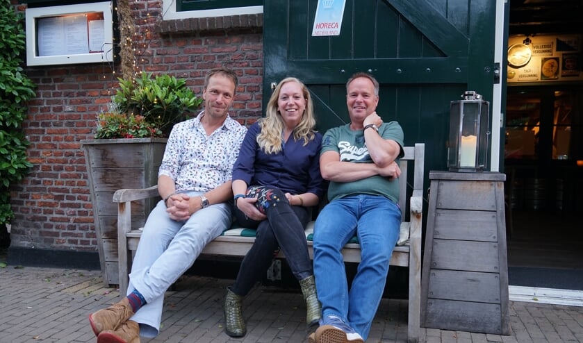 V.l.n.r. Jan Suijkerbuijk, Linda van Zijp en Christ Kreugel van de Vrienden van het Oude Dorp.