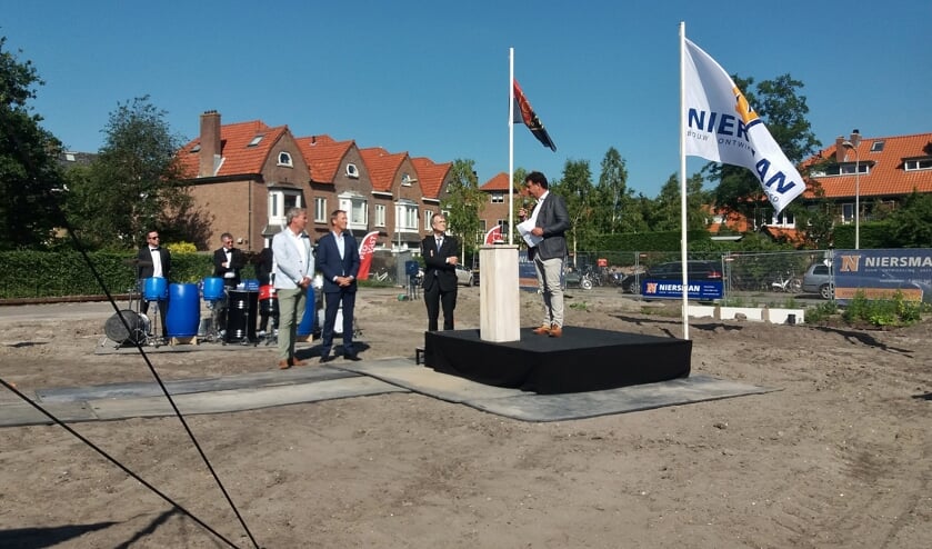 Hans Juffermans (ASC) spreekt wethouder Jan Nieuwenhuis, Mark Niersman (Bouwbedrijf Niersman) en Arno van der Voort (Provast) toe.